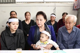 Chủ tịch Quốc hội Nguyễn Thị Kim Ngân thăm và tặng quà gia đình liệt sỹ Đinh Văn Trung ở phường Bến Thủy, thành phố Vinh. (Ảnh: Trọng Đức/TTXVN)