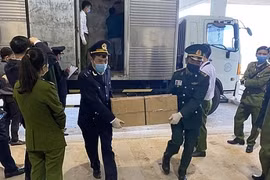Lực lượng hải quan và công an, biên phòng bắt giữ vụ nhập lậu pháo và gỗ. (Nguồn: Thời báo Tài chính)