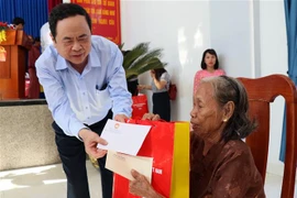 Ông Trần Thanh Mân, Chủ tịch Ủy ban Trung ương MTTQ Việt Nam thăm hỏi và hỗ trợ khắc phục bão lũ người dân Quảng Nam. (Ảnh: Trần Tĩnh/TTXVN)