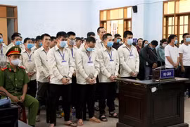 Chủ mưu sới bạc 'Hùng sida' cùng 106 đồng phạm hầu tòa. (Ảnh: Quang Thái/TTXVN)