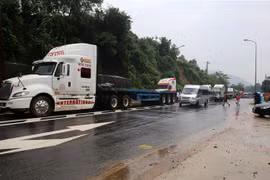 Kẹt xe trên Quốc lộ 9 do đường bị sạt lở. (Ảnh: Hồ Cầu/TTXVN)