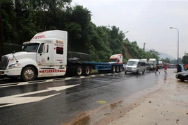 Kẹt xe trên Quốc lộ 9 do đường bị sạt lở. (Ảnh: Hồ Cầu/TTXVN)