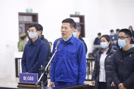Bị cáo Nguyễn Nhật Cảm (sinh năm 1963, nguyên Giám đốc CDC Hà Nội) khai báo trước Hội đồng xét xử. (Ảnh: Doãn Tấn/TTXVN)