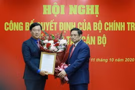 Ủy viên Bộ Chính trị, Bí thư Trung ương Đảng, Trưởng Ban Tổ chức Trung ương Phạm Minh Chính trao quyết định cho ông Lê Quốc Phong. (Ảnh: TTXVN)