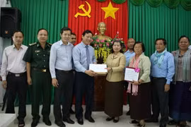 Phó Chủ tịch UBND tỉnh Long An Phạm Tấn Hòa tiếp nhận số tiền 500 triệu đồng do bà Men Som On - Phó Thủ tướng Chính phủ Hoàng gia Campuchia trao tặng người dân miền Trung bị ảnh hưởng bởi bão lũ. (Ảnh: Bùi Giang/TTXVN)