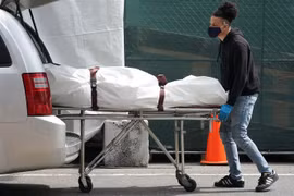 Chuyển thi thể bệnh nhân mắc COVID-19 ra nhà xác dã chiến tại một bệnh viện ở New York, Mỹ ngày 8/4/2020. (Ảnh: AFP/TTXVN)