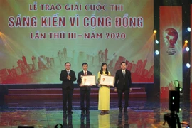 Bộ trưởng Bộ Khoa học và Công nghệ Huỳnh Thành Đạt và Chủ tịch Ủy ban Nhân dân thành phố Hà Nội Chu Ngọc Anh trao giải nhất cho các tác giả. (Ảnh: Anh Tuấn/TTXVN)