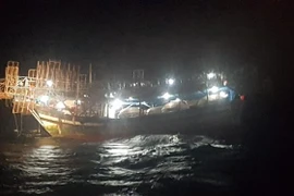 Tàu cá chở thuyền viên Đỗ Hồng Dũng bị nạn trên biển. (Ảnh: TTXVN phát)
