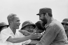Thủ tướng Cuba Fidel Castro cùng Thủ tướng Phạm Văn Đồng trong cuộc míttinh của nhân dân Quảng Trị chào mừng Đoàn đến thăm vùng Giải phóng miền Nam Việt Nam, ngày 15/9/1973. (Ảnh: TTXVN)