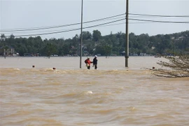 Tại một số nơi ở huyện Lệ Thủy, nước vẫn ngập sâu. (Ảnh: Thành Đạt/TTXVN)