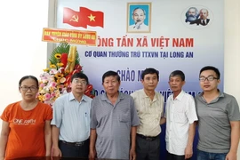 Các thế hệ phóng viên Cơ quan thường trú Thông tấn xã Việt Nam tại tỉnh Long An. (Ảnh: Đức Hạnh/TTXVN)