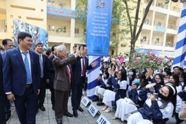 Giáo sư, tiến sỹ Nguyễn Phú Trọng, Tổng Bí thư, Chủ tịch nước, cựu học sinh Trường THPT Nguyễn Gia Thiều đến dự Lễ kỷ niệm 70 năm thành lập trường. (Ảnh: Trí Dũng/TTXVN)