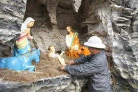 Giáo dân trang trí những khâu cuối cùng tại Nhà thờ. (Ảnh: Thùy Dung/TTXVN)