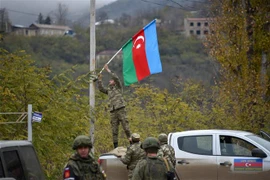 Quân đội Azerbaijan tiến vào huyện Lachin ngày 1/12/2020. (Ảnh: AFP/TTXVN)