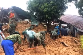 Lực lượng cứu hộ, cứu nạn nỗ lực tìm kiếm những cán bộ, chiến sỹ đang bị vùi lấp. (Ảnh: TTXVN phát)