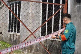 Cơ quan chức năng quận 9, TP.HCM phong tỏa khu vực nhà trọ của một bệnh nhân COVID-19. (Ảnh: Đinh Hằng/TTXVN)