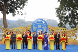 Bí thư Thành ủy Hà Nội Vương Đình Huệ cùng các đại biểu cắt băng khai mạc triển lãm. (Ảnh: Văn Điệp/TTXVN)