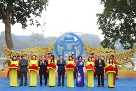 Bí thư Thành ủy Hà Nội Vương Đình Huệ cùng các đại biểu cắt băng khai mạc triển lãm. (Ảnh: Văn Điệp/TTXVN)