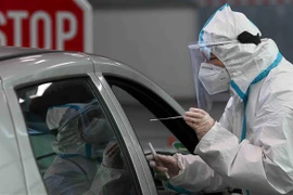 Nhân viên y tế lấy mẫu xét nghiệm COVID-19 tại Memmingen, Đức, ngày 5/11/2020. (Ảnh: AFP/TTXVN)