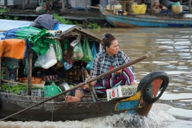 Theo thông báo từ chính quyền tỉnh Kampong Chhnang, khoảng 500 hộ người gốc Việt với 1.471 nhân khẩu đang sống tại các nhà bè và thuyền trên mặt sông Tonle Sap (thành phố Kampong Chhnang) sẽ phải di dời lên bờ trong tháng 10/2020. (Ảnh: Trần Ngọc Long/Vie