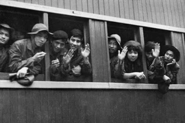 Phóng viên, điện báo viên, kỹ thuật viên Việt Nam Thông tấn xã khóa GP10 trên tàu vào chi viện cho chiến trường miền Nam. (Ảnh: TTXVN)