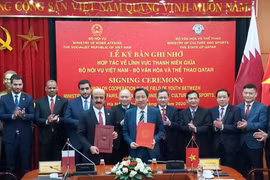 Thứ trưởng Bộ Nội vụ Trần Anh Tuấn (bên phải) và Đại sứ Qatar tại Việt Nam Mohamed Ismail Al Emadi thay mặt lãnh đạo Bộ Văn hóa và Thể thao Qatar ký kết Bản ghi nhớ. (Ảnh: TTXVN)