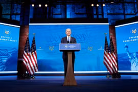 Ông Joe Biden (trái) và bà Kamala Harris tại Đại hội toàn quốc đảng Dân chủ ở Wilmington, Delaware, Mỹ. (Ảnh: AFP/ TTXVN)