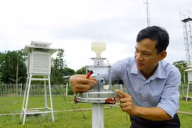 Cán bộ Đài Khí tượng Thủy văn khu vực Bắc Trung Bộ. (Ảnh: Thế Duyệt/TTXVN)