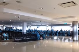 Các công dân Việt Nam làm thủ tục tại sân bay. (Ảnh: TTXVN phát)
