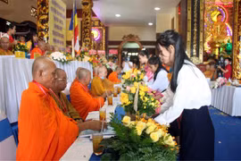 Dâng hoa Chư Tôn đức chứng minh và chủ tọa. (Ảnh: Phạm Minh Tuấn/TTXVN)