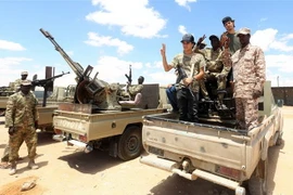 Các lực lượng GNA tuần tra tại Abu Qurain, giữa thành phố Tripoli và Benghazi của Libya. (Ảnh: AFP/TTXVN)