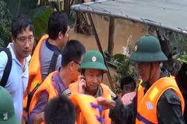 Hình ảnh Thiếu tướng Nguyễn Văn Man (người nghe điện thoại, đứng thứ hai từ phải qua). (Ảnh: TTXVN phát)