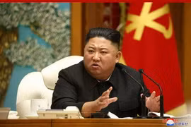 Nhà lãnh đạo Kim Jong-un phát biểu tại cuộc họp Bộ Chính trị Ban Chấp hành Trung ương Đảng Lao động Triều Tiên tại Bình Nhưỡng ngày 5/10/2020. (Ảnh: Yonhap/TTXVN)