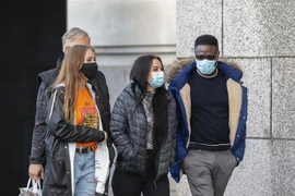 Người dân đeo khẩu trang phòng dịch COVID-19 tại London, Anh ngày 31/10/2020. (Ảnh: THX/TTXVN)