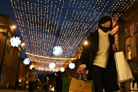 Người dân đeo khẩu trang phòng lây nhiễm COVID-19 tại Anh, ngày 19/12/2020. (Ảnh: AFP/TTXVN)