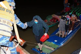 Lực lượng Biên phòng tỉnh Kiên Giang đưa những người nhập cảnh trái phép về đơn vị lấy lời khai. (Ảnh: TTXVN phát)