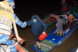 Lực lượng Biên phòng tỉnh Kiên Giang đưa những người nhập cảnh trái phép về đơn vị lấy lời khai. (Ảnh: TTXVN phát)