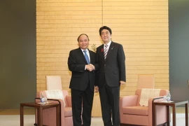 Phó Thủ tướng Nguyễn Xuân Phúc chào xã giao Thủ tướng Nhật