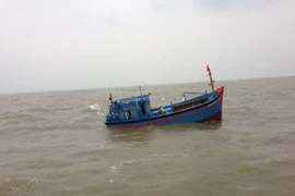 Khẩn trương đưa 7 thuyền viên tàu ĐNa 90609 vào bờ