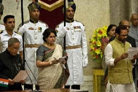 Các bộ trưởng mới tuyên thệ nhậm chức trước Tổng thống Pranab Mukherjee (trái) tại Dinh Tổng thống ở New Delhi. (Ảnh: AFP/TTXVN)