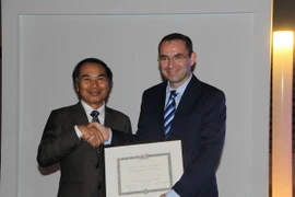 Hai người Việt Nam được trao Huân chương Quốc công của Pháp