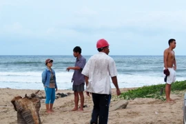 Phú Yên: Hai người bị sóng nhấn chìm do tắm lúc biển động