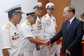 Chủ tịch Quốc hội tiếp các cựu chiến binh Đoàn tàu không số