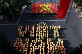 Hơn 1.000 học sinh Đà Lạt xếp hình bản đồ và cờ Tổ quốc