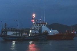 Phú Yên: Đưa hai cha con tàu cá trôi dạt trên biển vào bờ