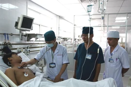 Dùng trực thăng đưa ngư dân từ Trường Sa về đất liền cấp cứu