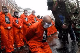 Quân nhân Mỹ thẩm vấn tù nhân tại nhà tù Guantanamo. Ảnh minh họa. (Nguồn: AP)