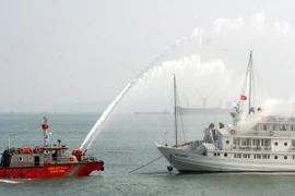Lần đầu diễn tập bảo đảm an toàn cho khách ở Vịnh Hạ Long