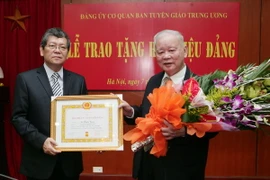 Trao tặng nguyên Bí thư Thành ủy Hà Nội huy hiệu 55 tuổi Đảng