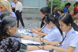 Khám chữa bệnh, cấp phát thuốc miễn phí cho dân Mường Nhé